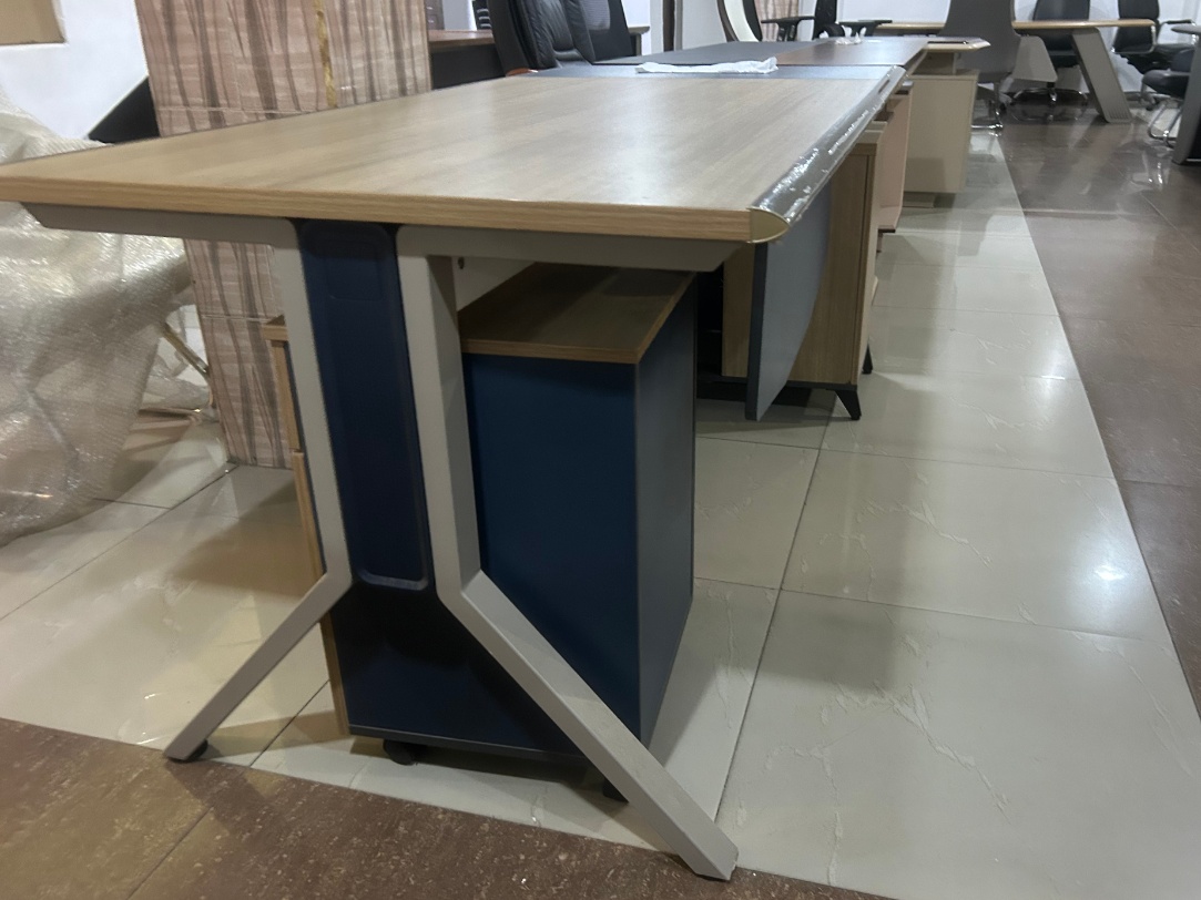 The Horizon Executive Desk with Pedestal Office Desk thumbnail 3