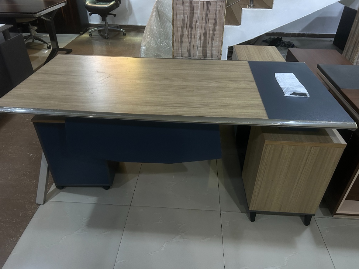 The Horizon Executive Desk with Pedestal Office Desk thumbnail 4