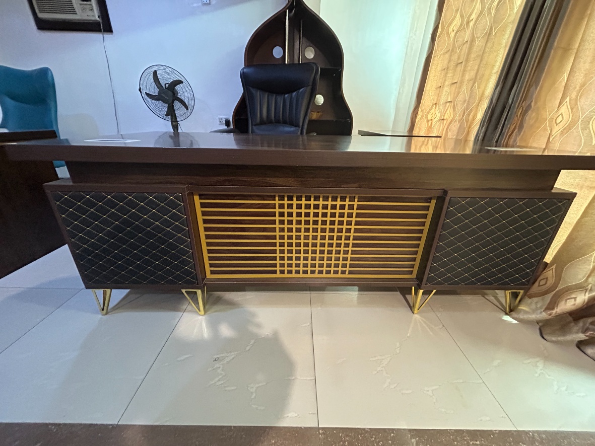 Walnut Wood Finish Executive Manager Desk Office Desk thumbnail 1