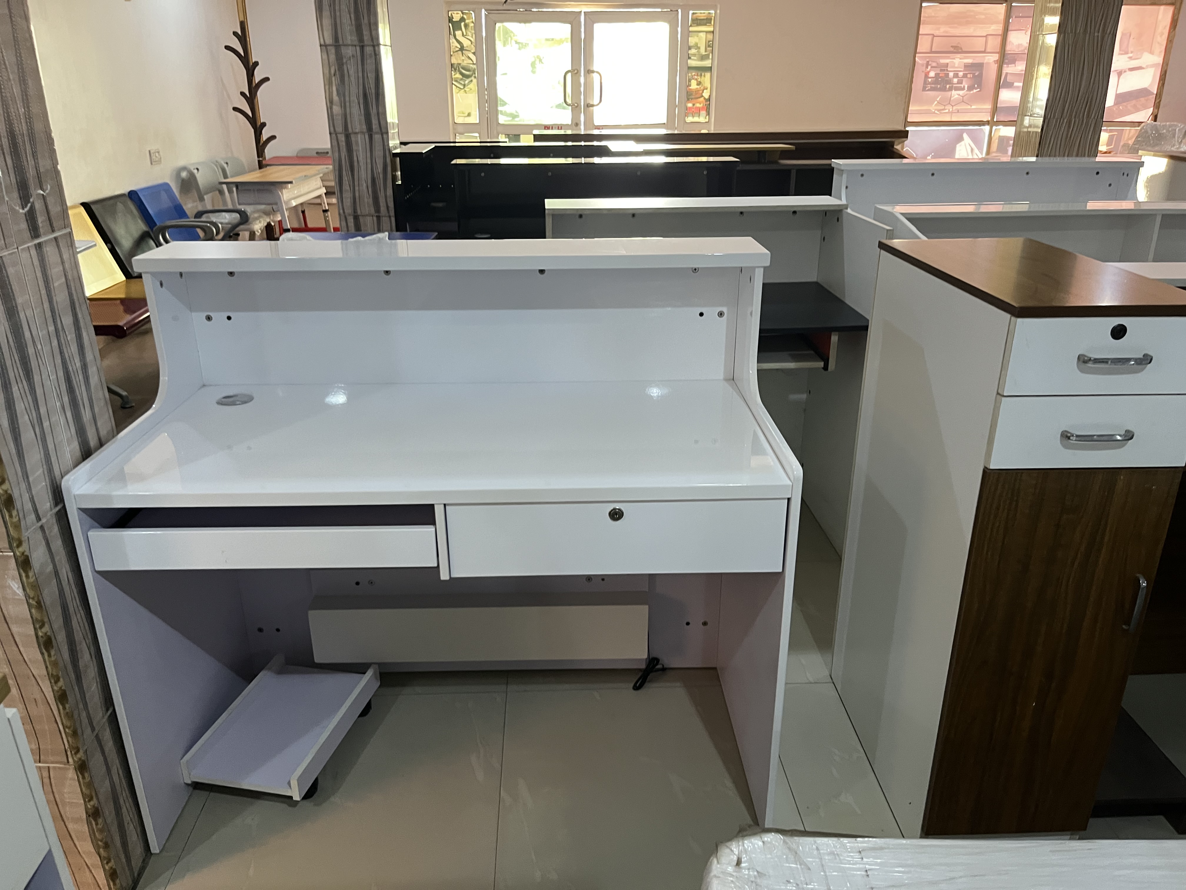 The "Aura" Compact Reception Desk thumbnail 3