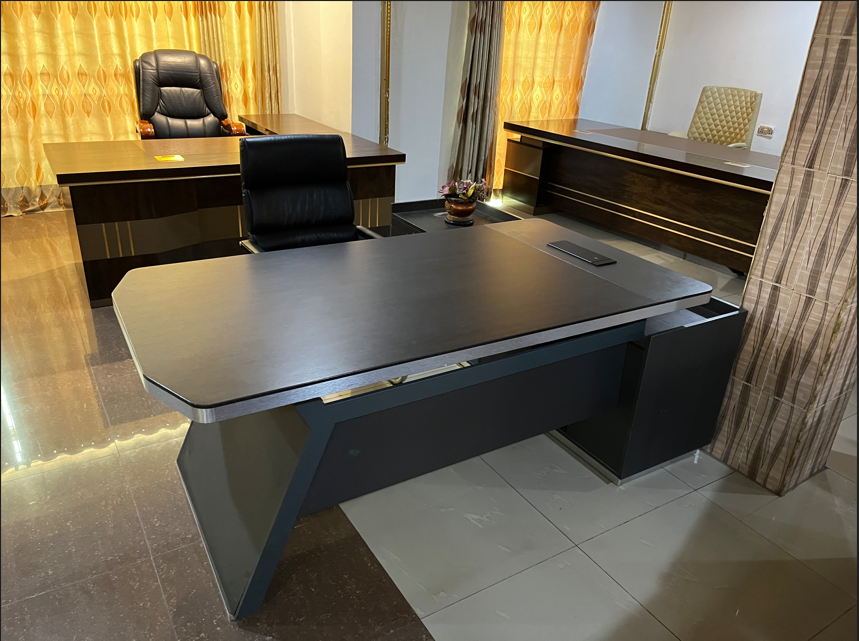 Engineered Wood Veneer Executive Desk Office Desk thumbnail 1